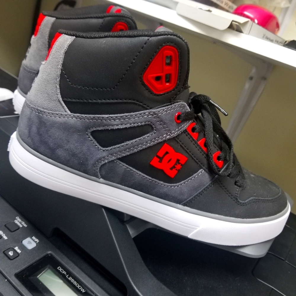 New DC shoes size 9.5 mens